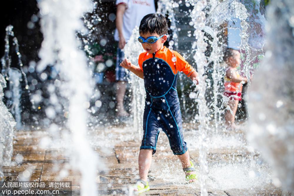 南京：“大暑”時節酷熱難當 兒童戲水享清涼【2】