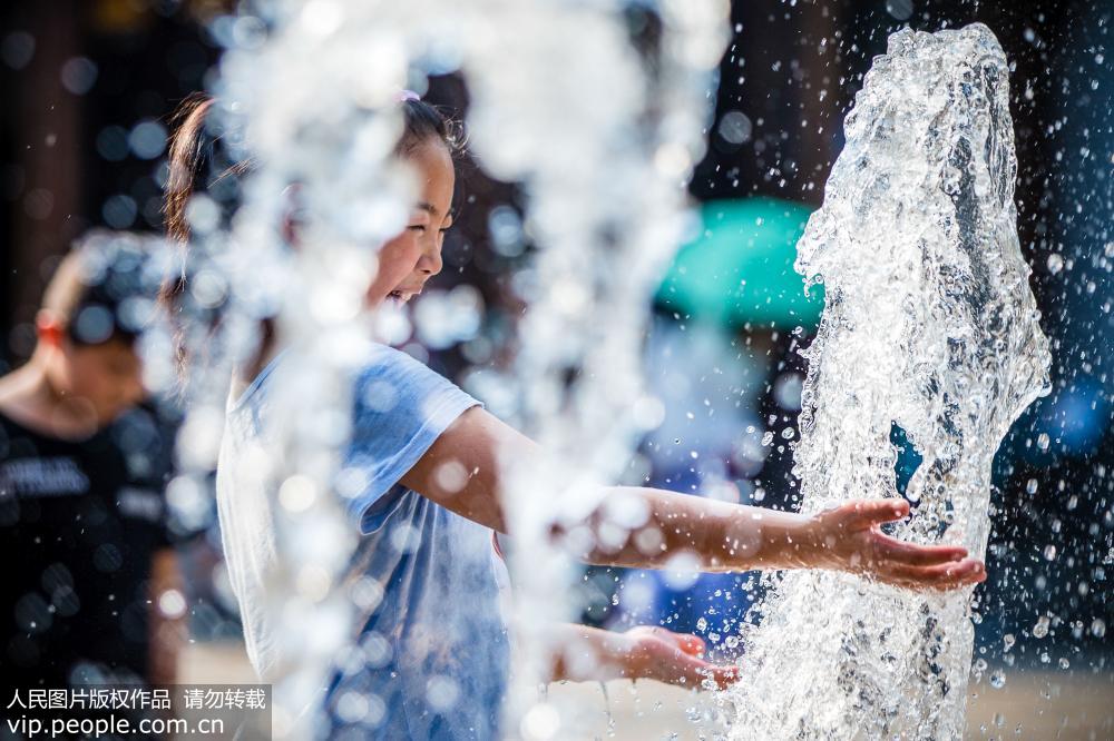 南京：“大暑”時節酷熱難當 兒童戲水享清涼