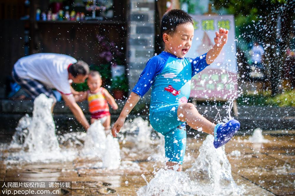 南京：“大暑”時節酷熱難當 兒童戲水享清涼【3】