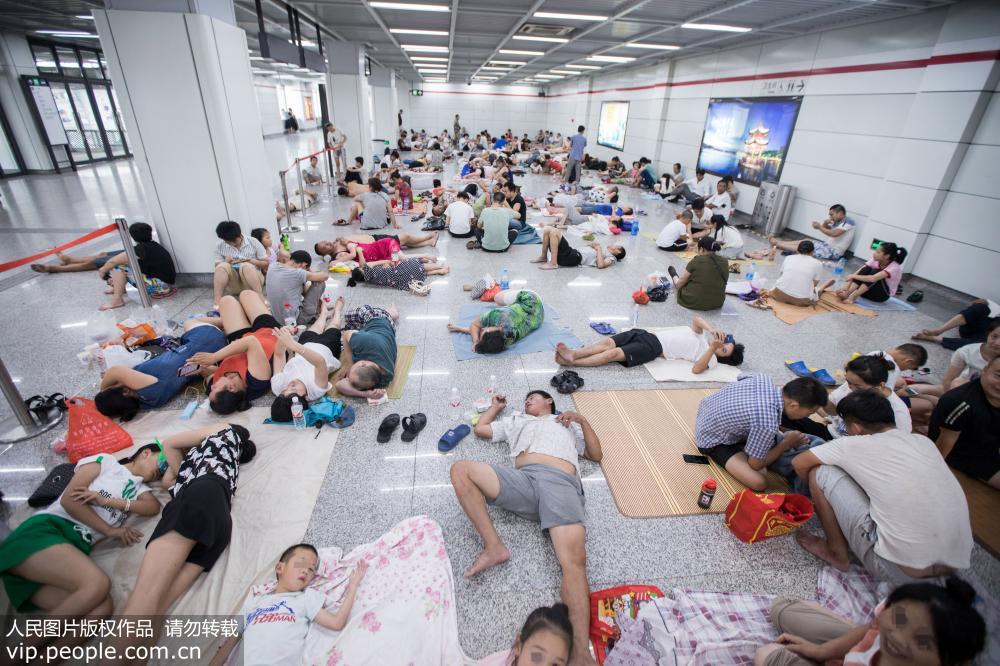 杭州持续40℃高温 大批纳凉族涌入地铁站场面壮观
