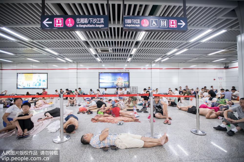杭州持续40℃高温 大批纳凉族涌入地铁站场面壮观【2】