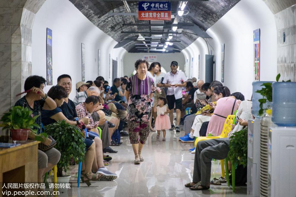 南京酷熱難當 市民防空洞內避暑