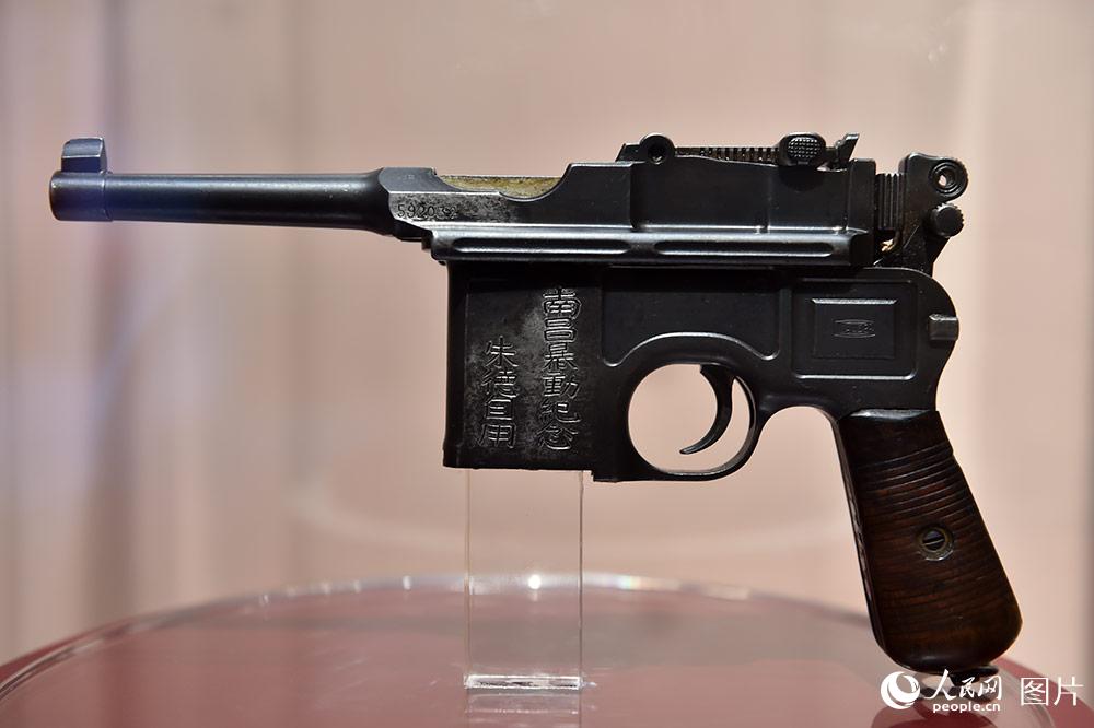 朱德在南昌起義時使用的德國造毛瑟M1896式（警用）7.63毫米手槍。（人民網記者 翁奇羽 攝）