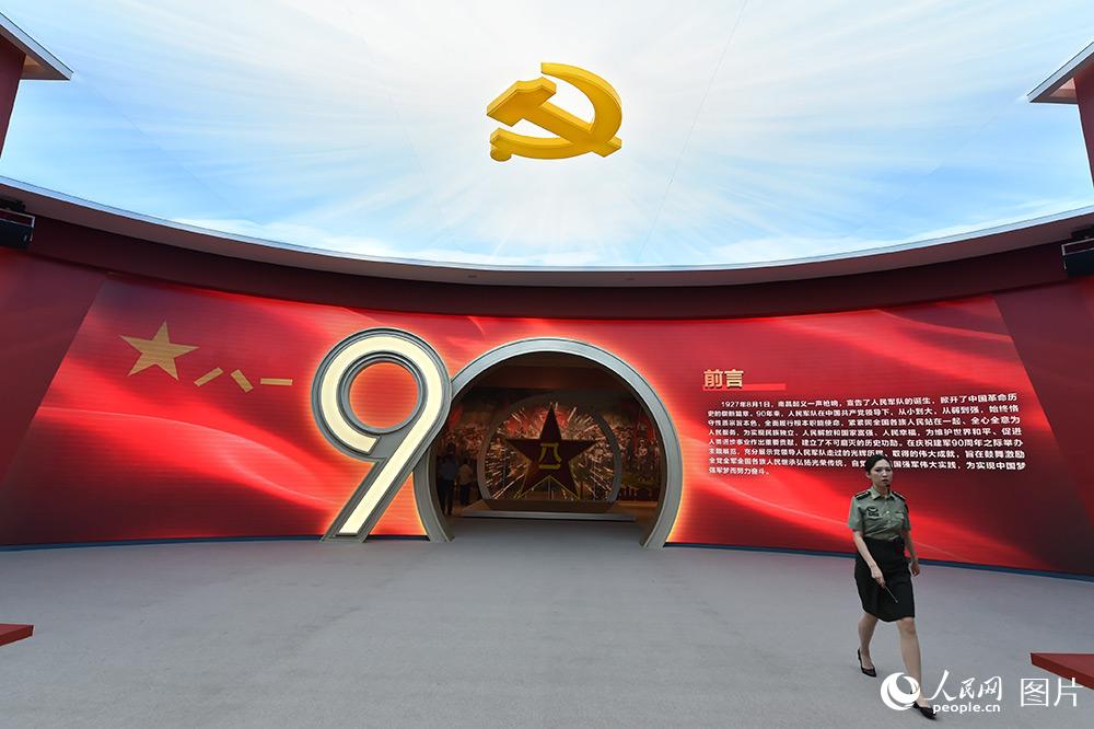 “銘記光輝歷史，開創強軍偉業——慶祝中國人民解放軍建軍90周年主題展覽”於7月21日在中國人民革命軍事博物館開幕。（人民網記者 翁奇羽 攝）