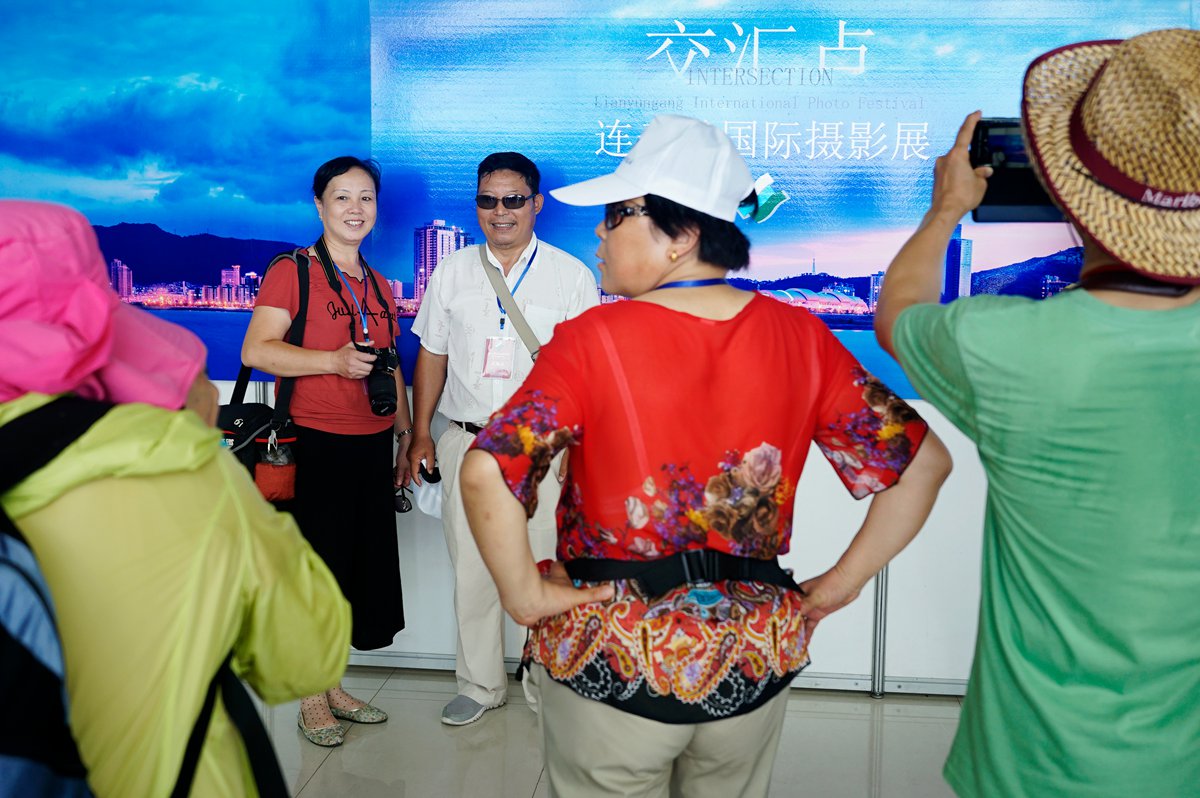7月23日，“交匯點——連雲港國際攝影展，2017”開幕當日，位於江蘇最大海島的連島展場，人流不息。此次攝影展吸引到近萬名觀眾前來觀看、參與其中。 何博 攝