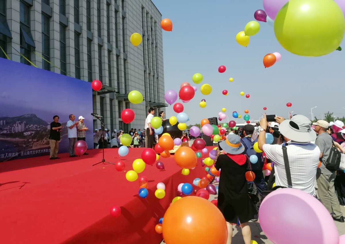 7月23日上午9時整，“交匯點——連雲港國際攝影展，2017”在連雲港市連雲區文體中心前廣場舉行開幕儀式。 陳奇軍 攝