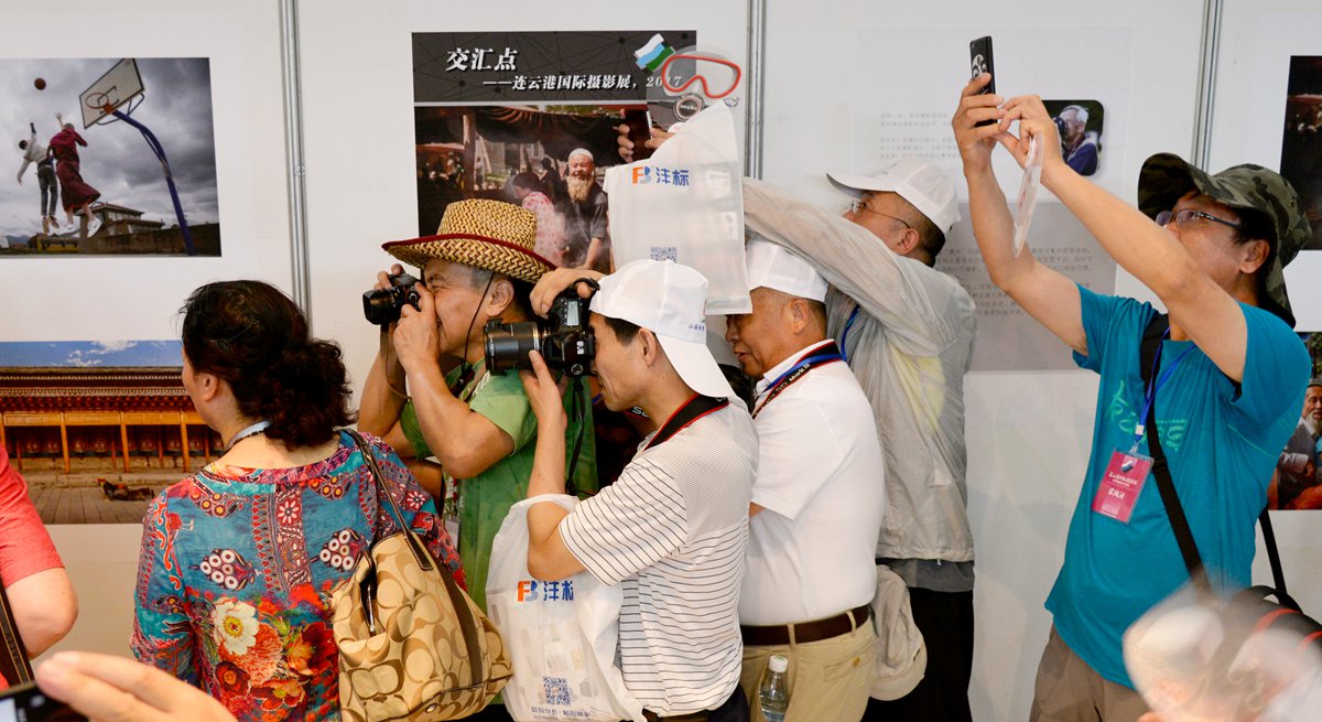 7月23日，“交匯點——連雲港國際攝影展，2017”開幕當日，位於江蘇最大海島的連島展場，人流不息。此次攝影展吸引到近萬名觀眾前來觀看。 周星宜 攝