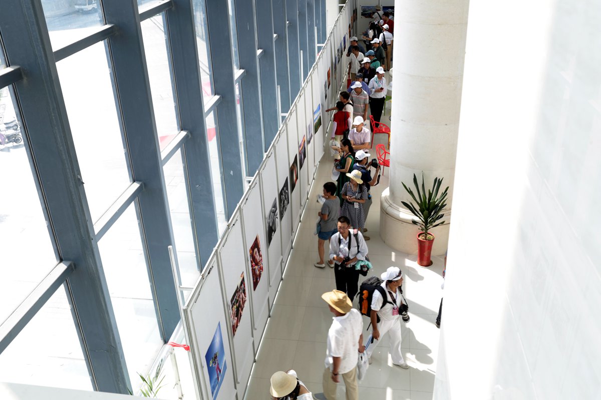 連雲區文體中心展場、連島展場，一帶一路節點城市作品展及展現連雲港風情美景的本地攝影師優秀作品吸引不少觀眾駐足觀看。 楊佳 攝