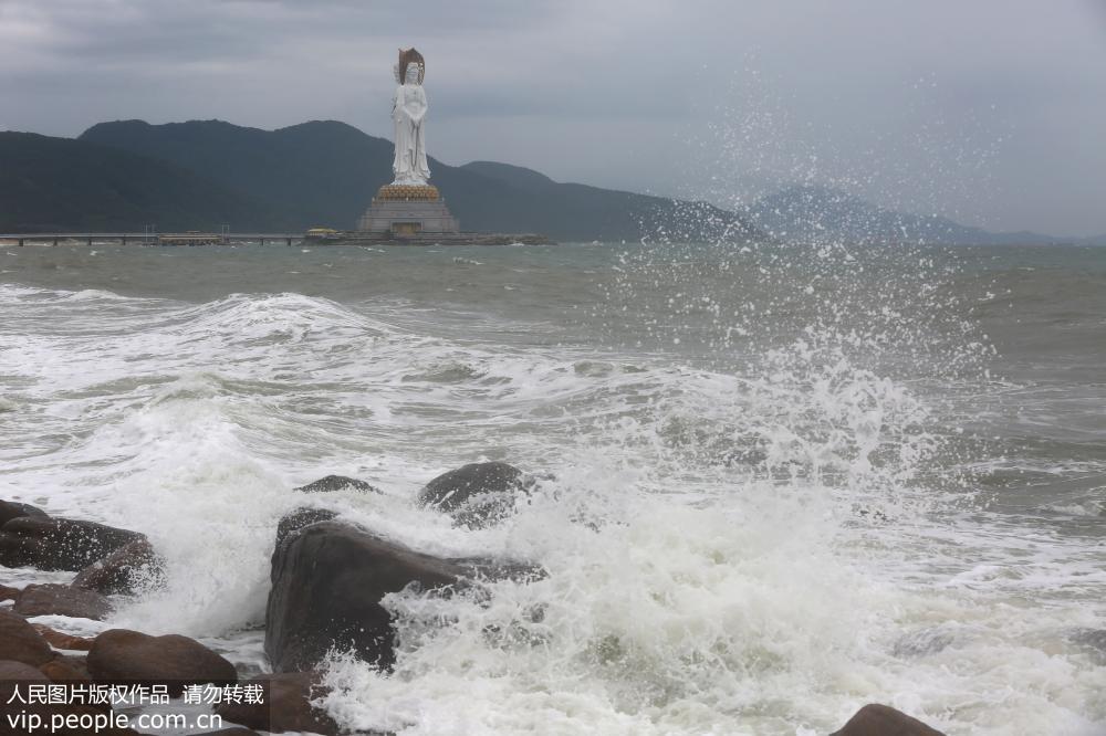 三亞台風“桑卡”掠過 海邊掀起大浪【4】