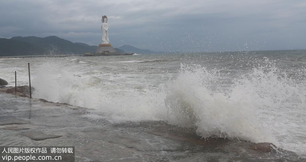 三亞台風“桑卡”掠過 海邊掀起大浪【3】