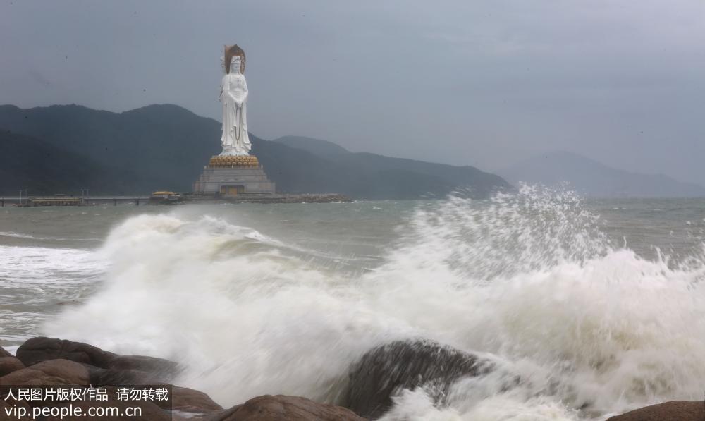 三亞台風“桑卡”掠過 海邊掀起大浪【5】