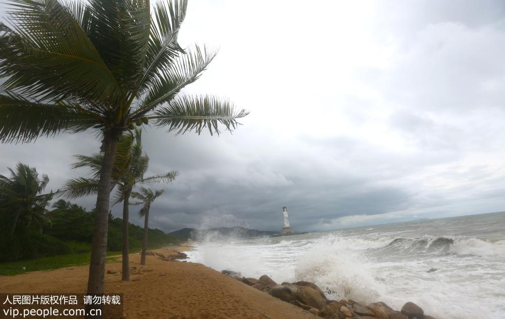 三亞台風“桑卡”掠過 海邊掀起大浪
