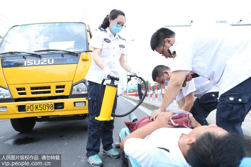 2017年7月22日，羅彩霞和同事在救護一位交通事故傷者。
