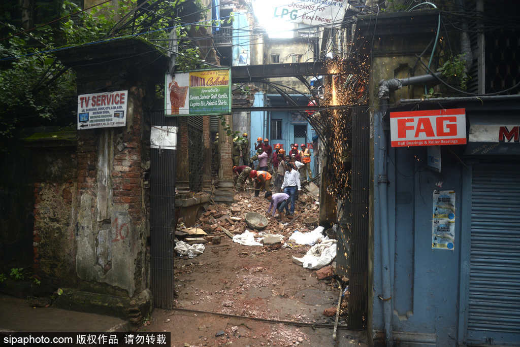 印度孟買居民樓垮塌事故。SIPA供圖
