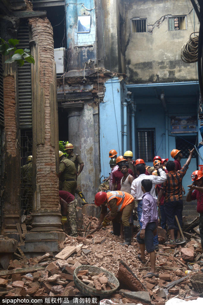 印度孟買居民樓垮塌事故。SIPA供圖
