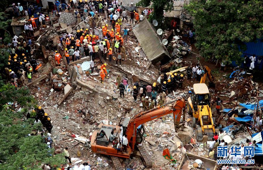 7月25日在印度孟買拍攝的居民樓垮塌事故現場。新華社供圖