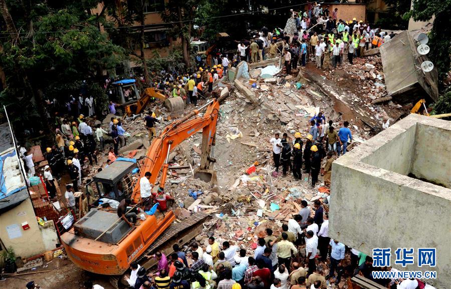 7月25日在印度孟买拍摄的居民楼垮塌事故现场。新华社供图