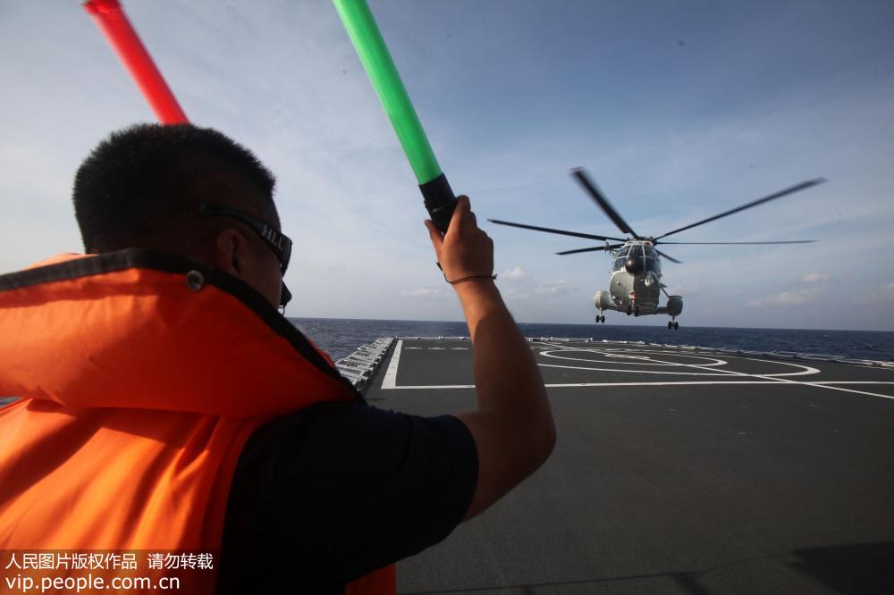 和平方舟救護直升機緊急起飛。