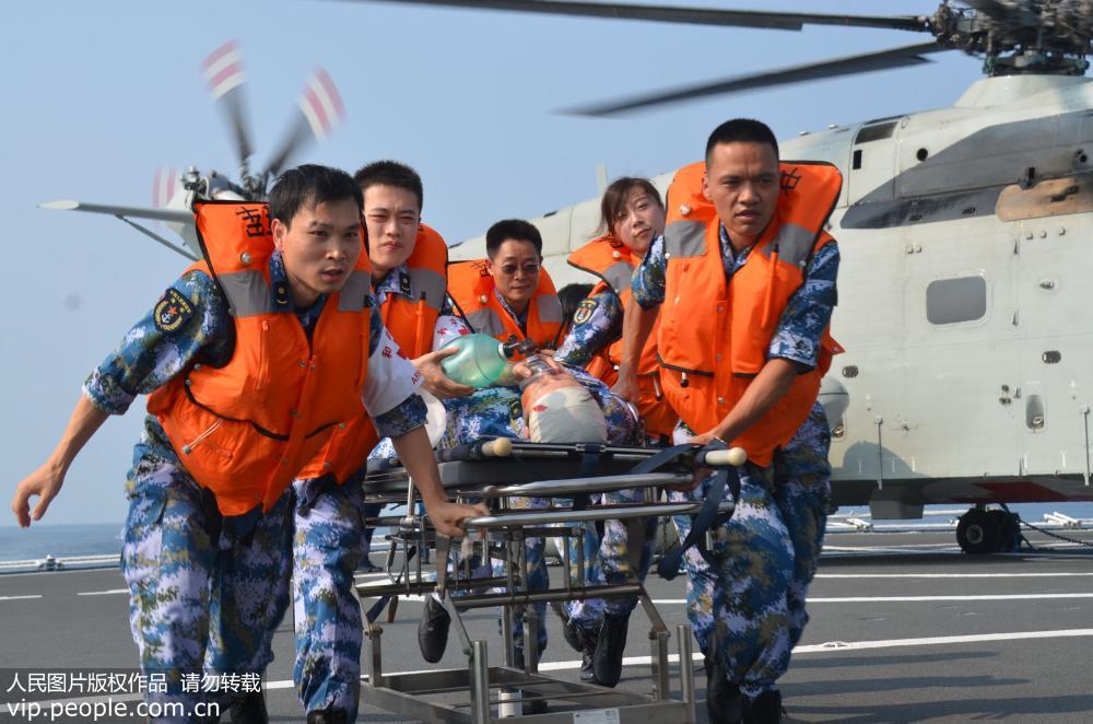 和平方舟醫護人員正在進行后送“傷員”。
