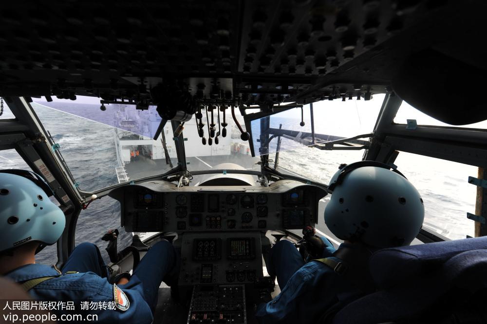 和平方舟救護直升機組精心操作，盡力使直升機平穩降落。