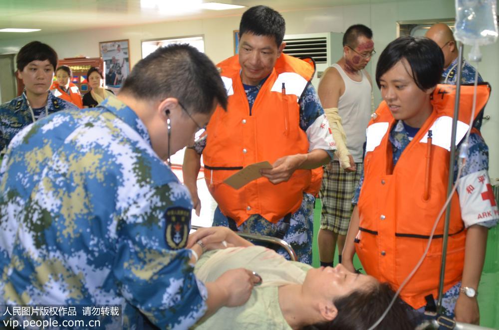 和平方舟醫護人員正在對一名疑似血氣胸“傷員”檢查身體。