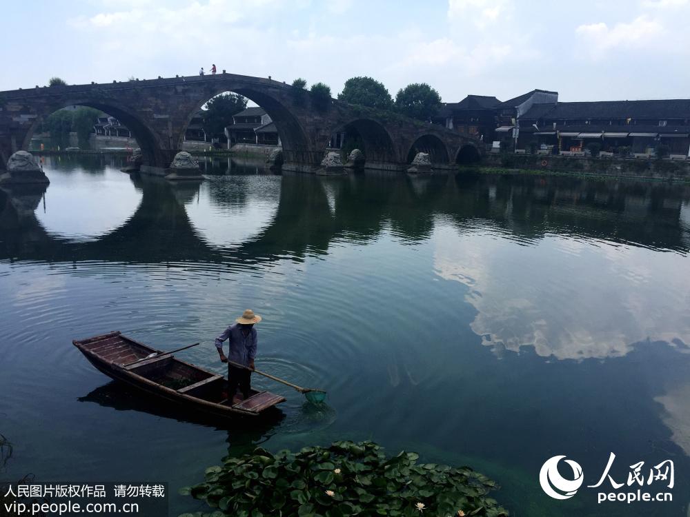 杭州塘棲廣濟橋，是古運河上僅存的一座七孔石拱橋。
