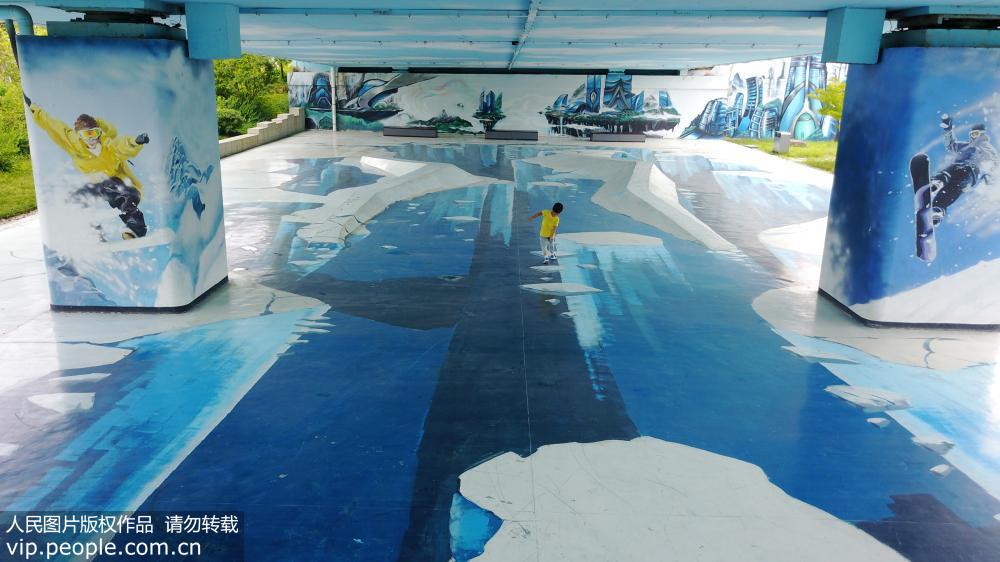8月6日，小朋友在揚州廣陵大橋下的地面繪制的3D立體畫上玩耍。