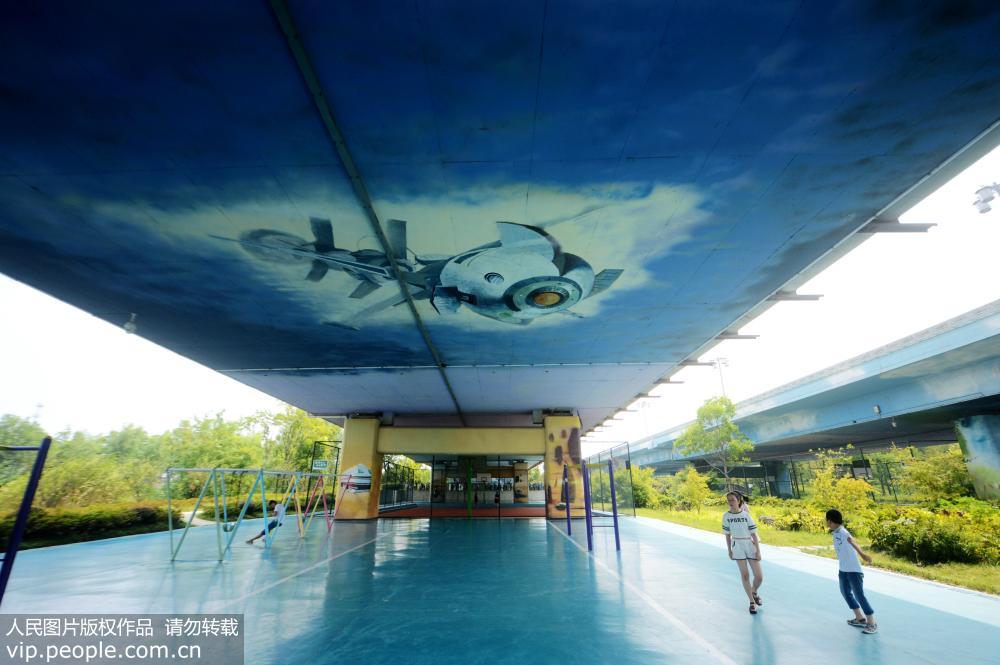 8月6日， 在揚州市廣陵大橋，游客觀看橋下的的3D立體畫。 