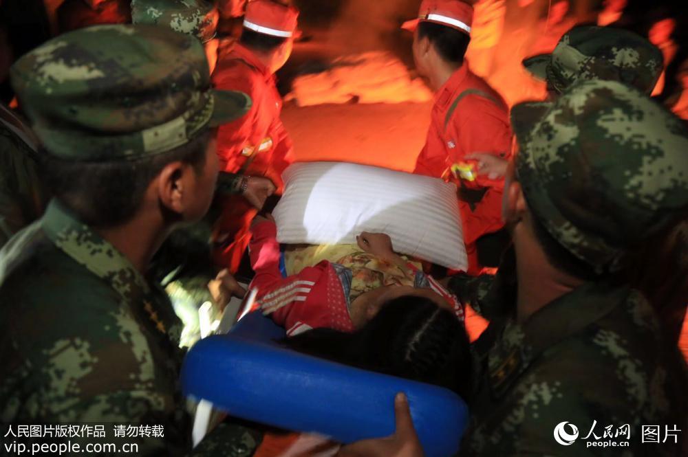 直擊九寨溝震中救援 官兵冒著垮塌滾石進行生命接力