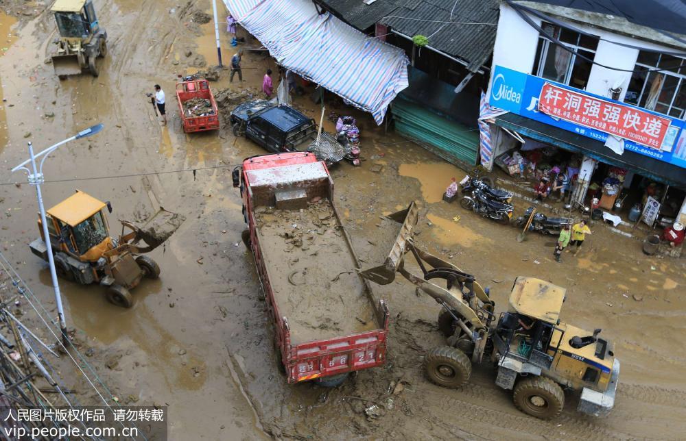 8月12日，在廣西柳州市融水苗族自治縣杆洞鄉杆洞街，機械清淤在進行中。