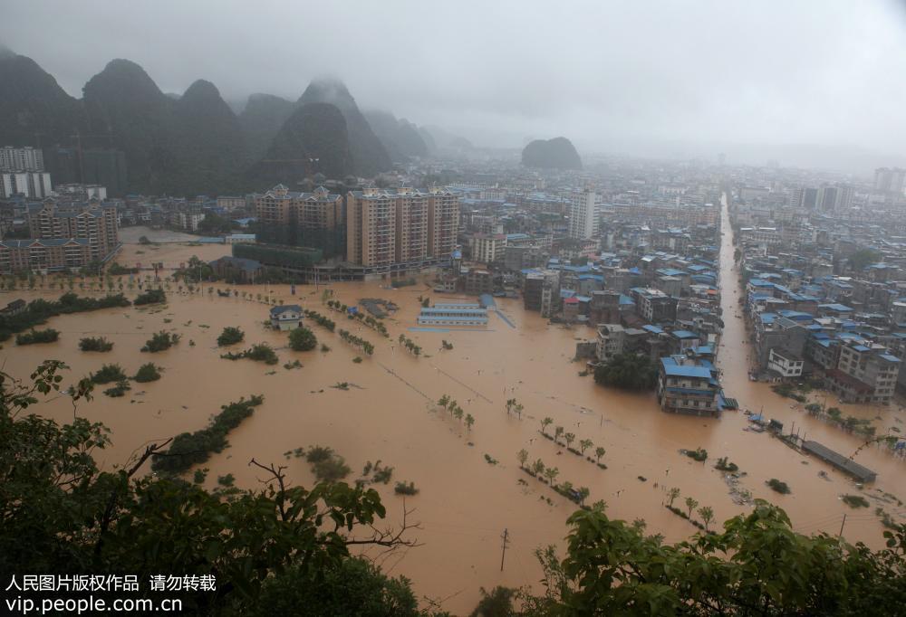 8月14日拍攝的廣西柳州市融水苗族自治縣被洪水浸泡的部分縣城。