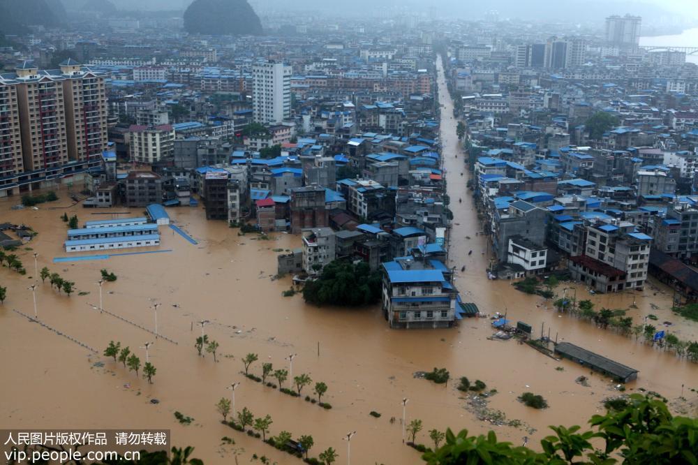 8月14日拍攝的廣西柳州市融水苗族自治縣被洪水浸泡的部分縣城。