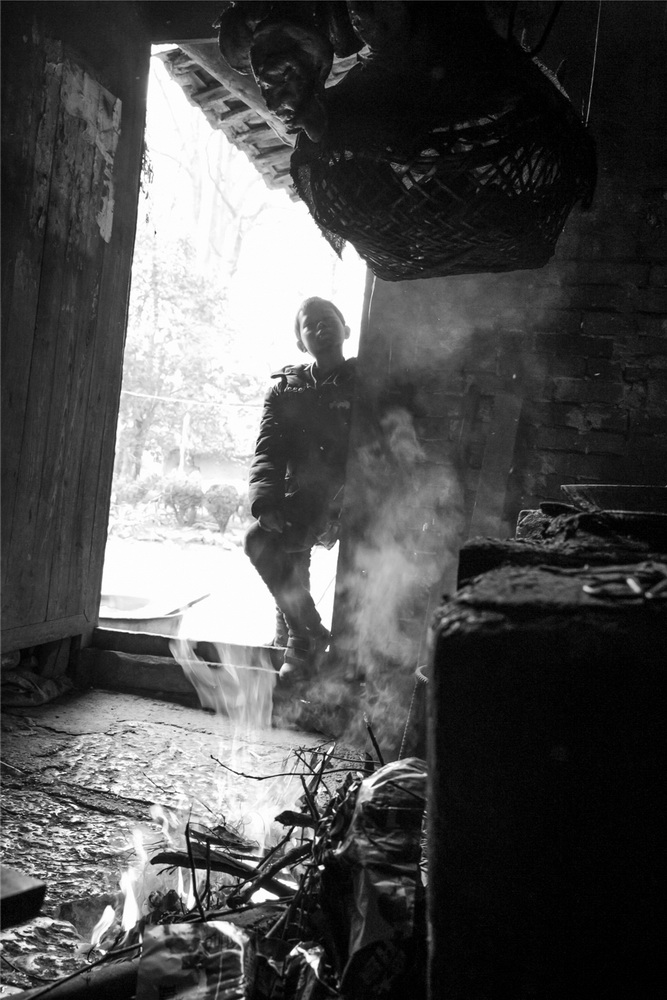 4.過完年父母走后，望著懸挂在屋頂腌肉發呆的男孩。