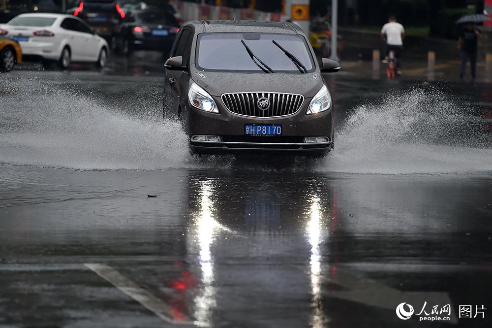 暴雨導致城區部分低窪道路出現積水。（人民網記者 翁奇羽 攝）