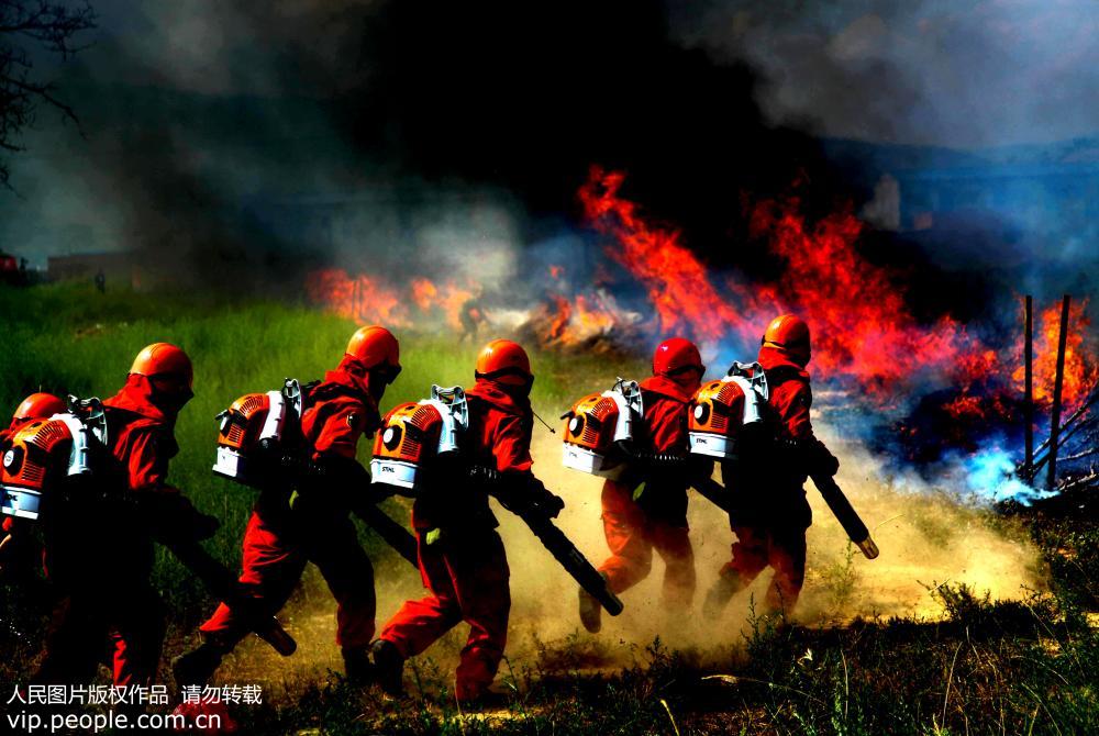 甘肅：森警滅火實戰演練現場震撼
