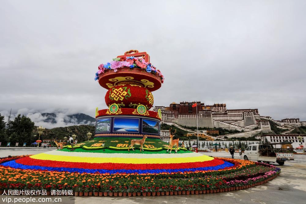 2017年8月20日，西藏拉薩市布達拉宮前裝扮的紅紅火火節日氣氛。