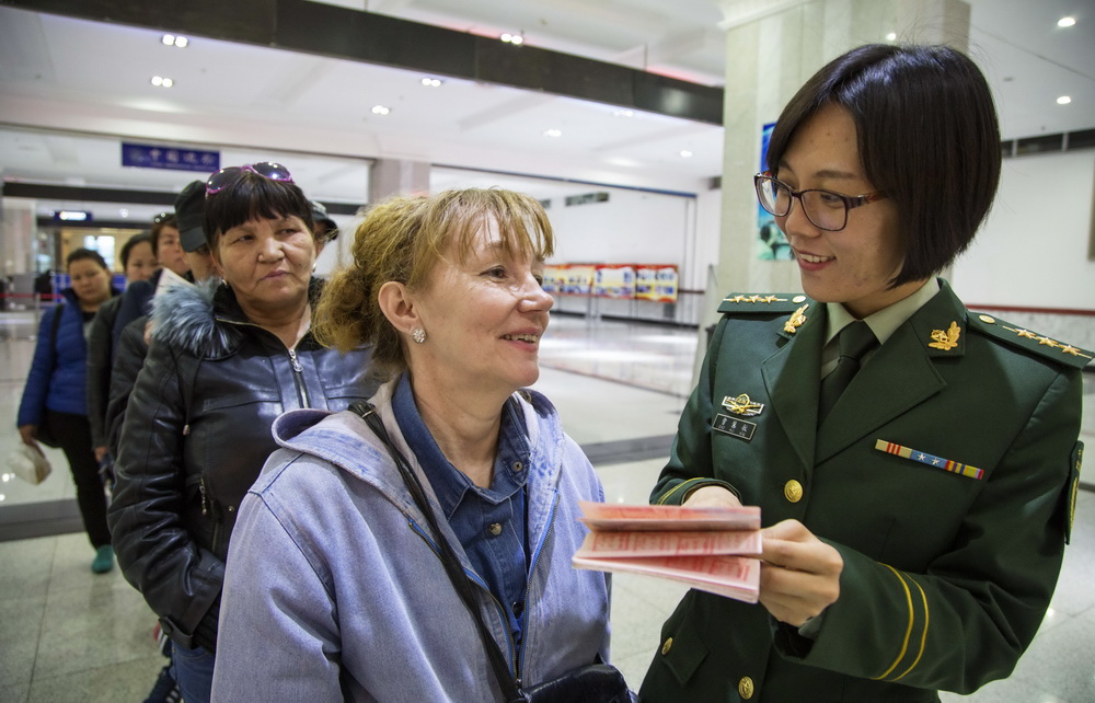 ��������߼�վ��·�ڰ�ִ���ֳ���̨����Ա���ڽ��һ�������ÿ͵�ͨ�����⡣