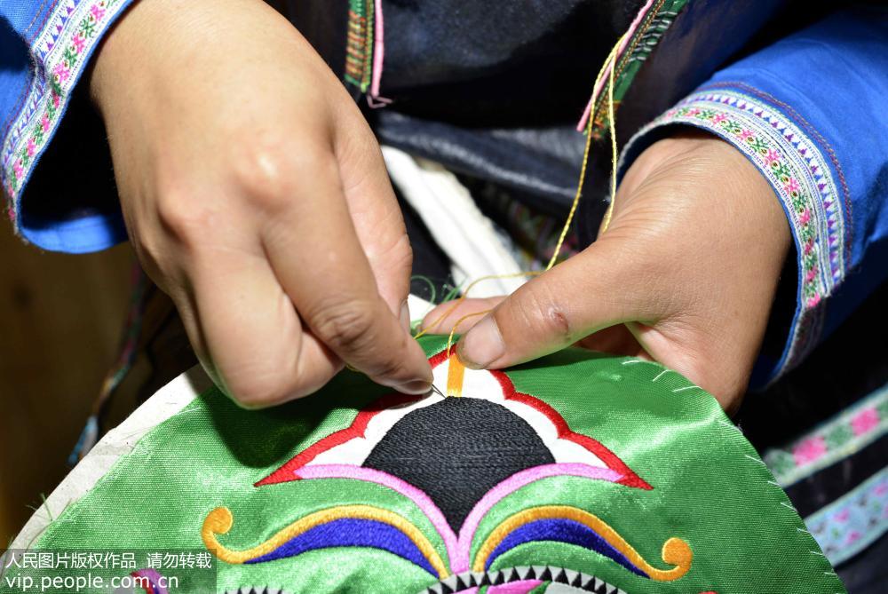 月22日，貴州省榕江縣興華鄉擺貝苗寨，苗族婦女在蠟染刺繡作坊裡刺繡。