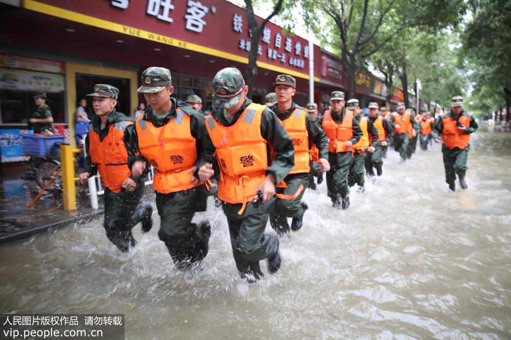 广州:台风天鸽来袭 海警官兵全力救援