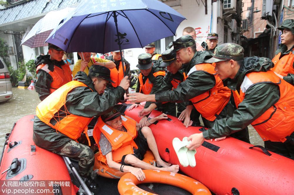 广州:台风天鸽来袭 海警官兵全力救援