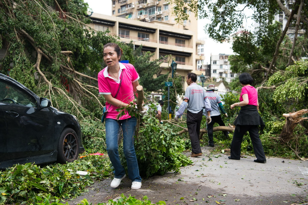 8月24日，澳門婦聯總會志願者在澳門八角亭一帶清理路面。