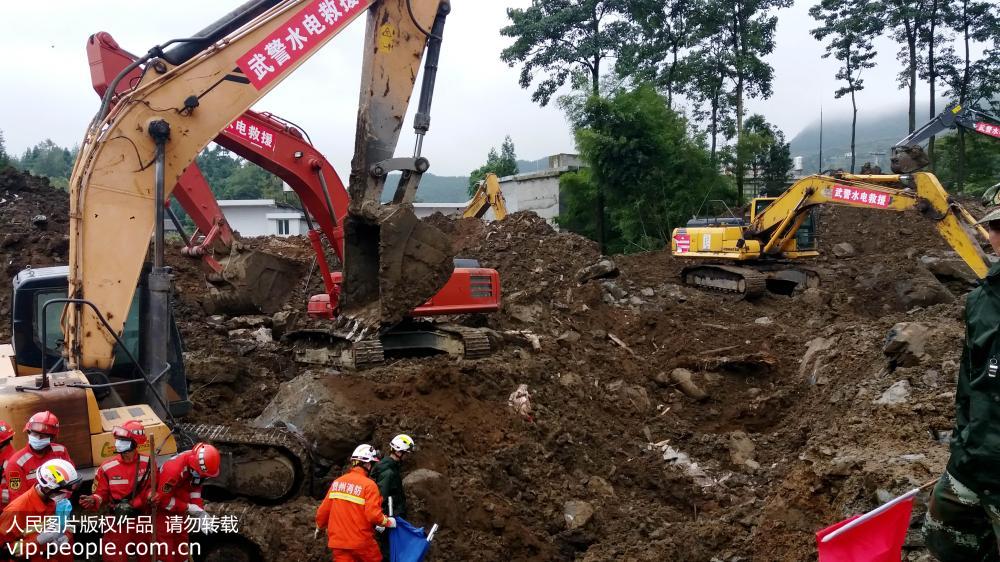 8月29日，在貴州畢節納雍縣山體滑坡救援現場，武警水電部隊大型工程設備在進行救援。