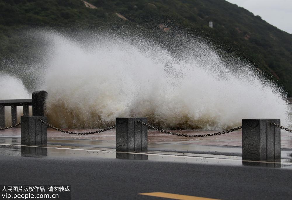 受冷空氣影響 連雲港沿海掀巨浪