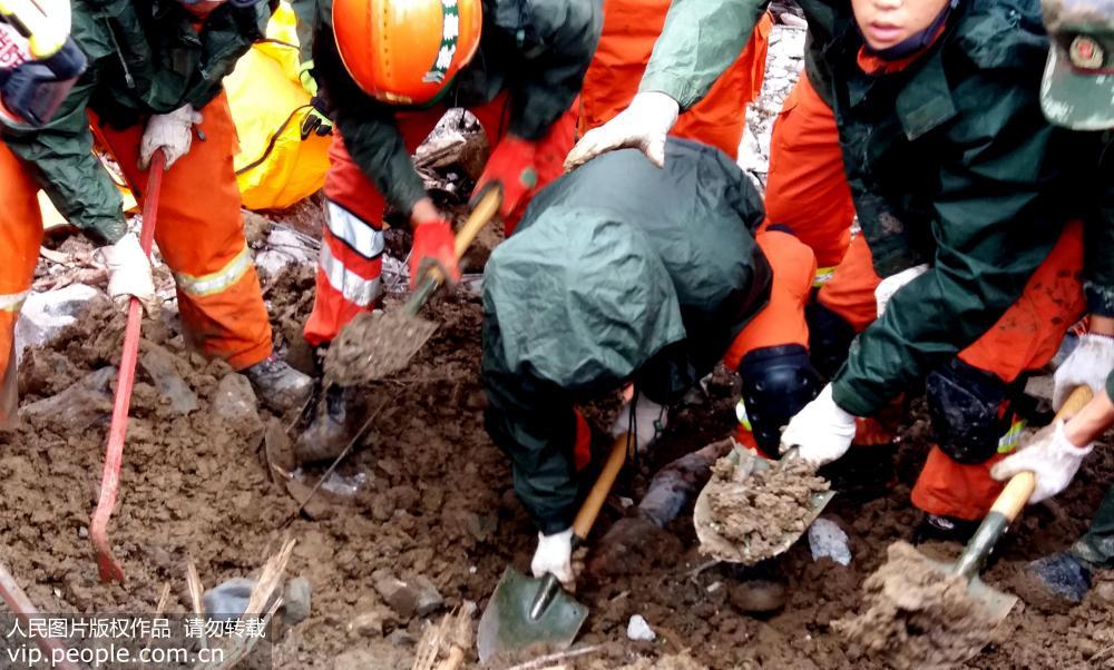 8月29日，在貴州畢節納雍縣山體滑坡救援現場，救援人員在緊張搜救中。劉秀念、曹峰/人民圖片