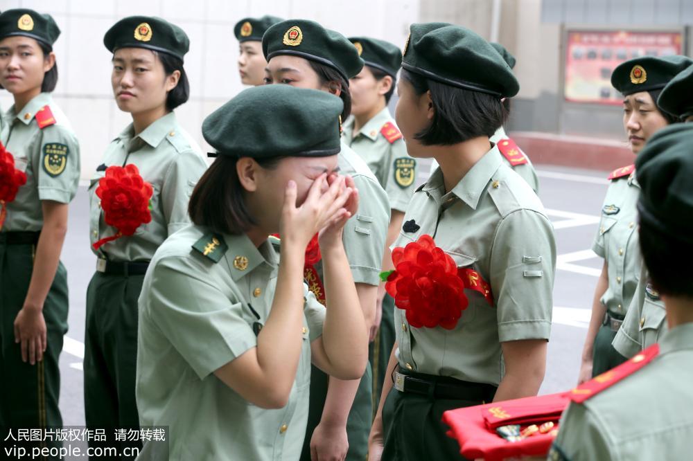 8月27日，武警鄭州市支隊女兵隊長耿周媛為戰士摘除警銜后忍不住落淚。