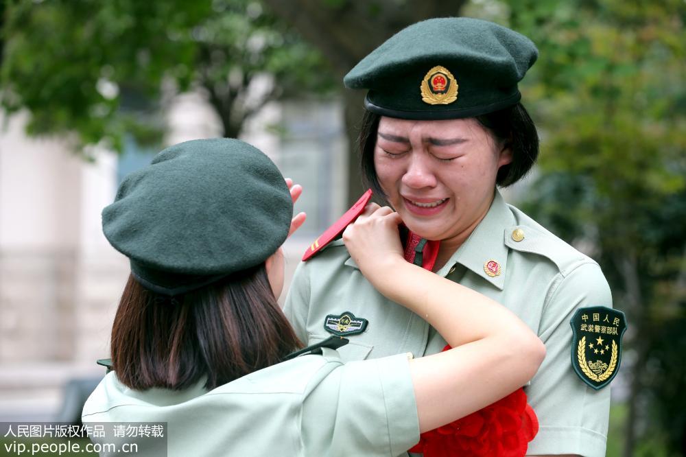 8月27日，武警鄭州市支隊干部為戰士摘除警銜。