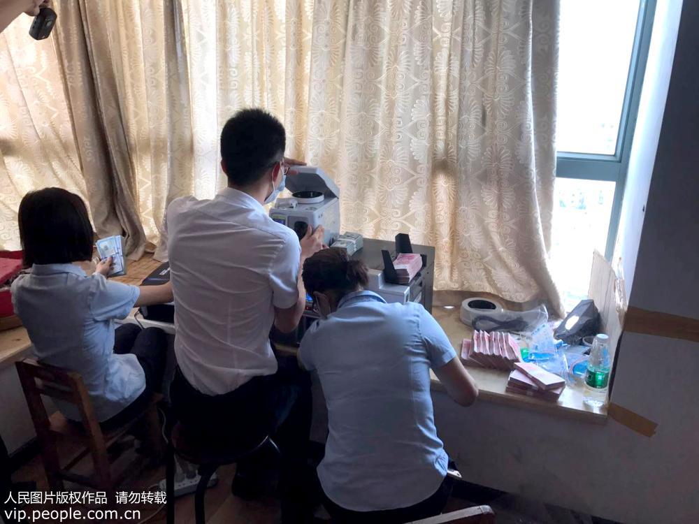 8��15�գ��참��Ա��������ڲ���Ǯ�ҡ�