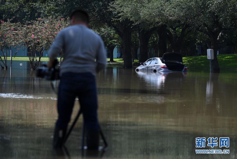9月1日，在美國得克薩斯州休斯敦西部郊區，一輛汽車停在被洪水淹沒的街道上。