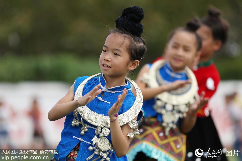 9月1日，貴州省黔東南苗族侗族自治州丹寨縣揚武小學，小學生在學跳苗族錦雞舞。