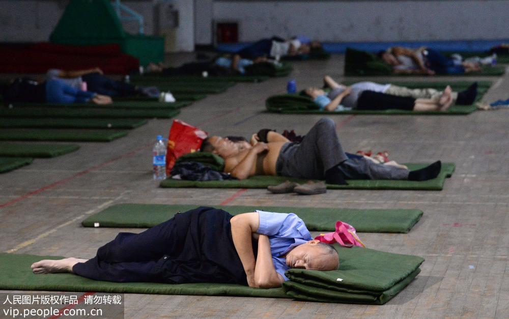 河北邯鄲：新生家長大學生活動中心打地鋪過夜【4】